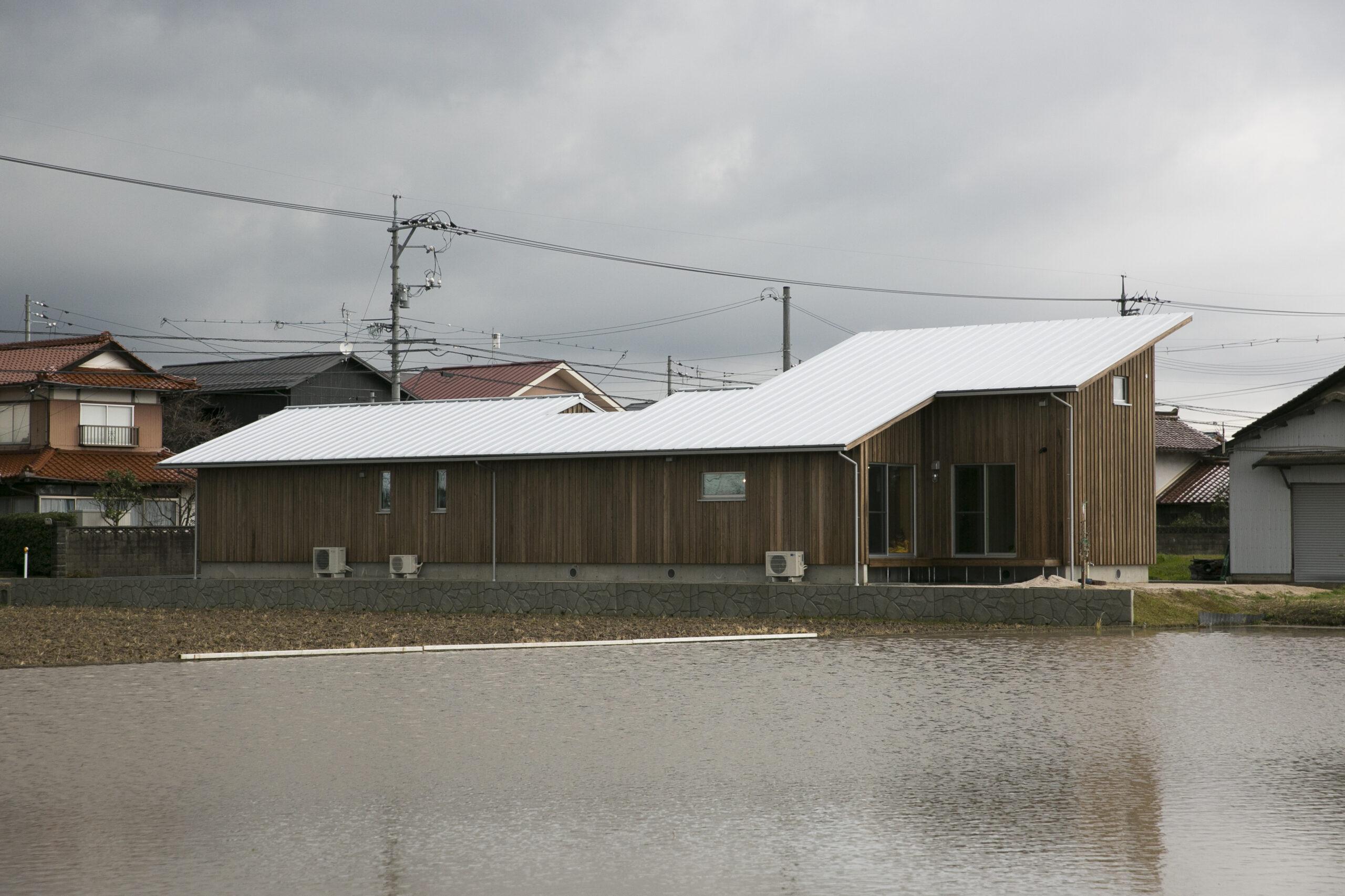 下横の家　ガルバニウム鋼板　ウッドロングエコ　杉板