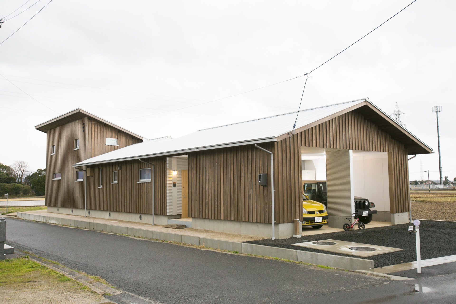 下横の家　ガルバニウム鋼板　ウッドロングエコ　杉板