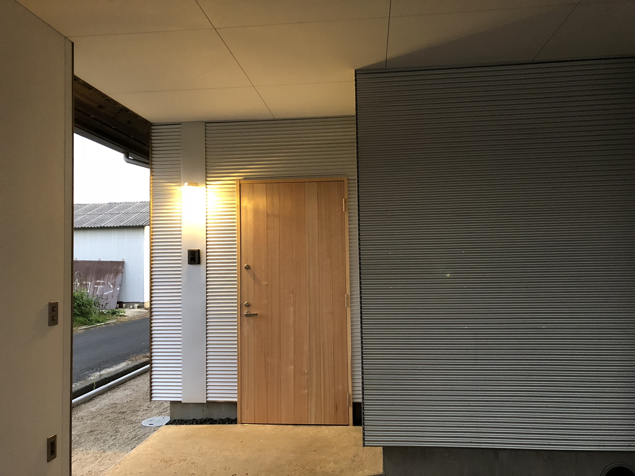 下横の家　ガルバニウム鋼板　三和土　玄関