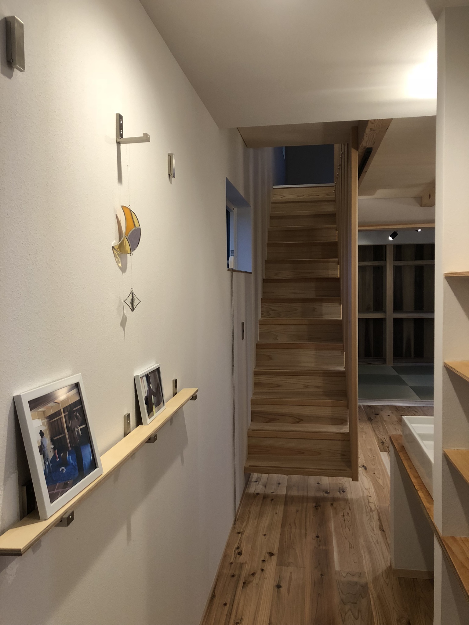 下横の家　中庭　杉板　造作キッチン　ダイニング