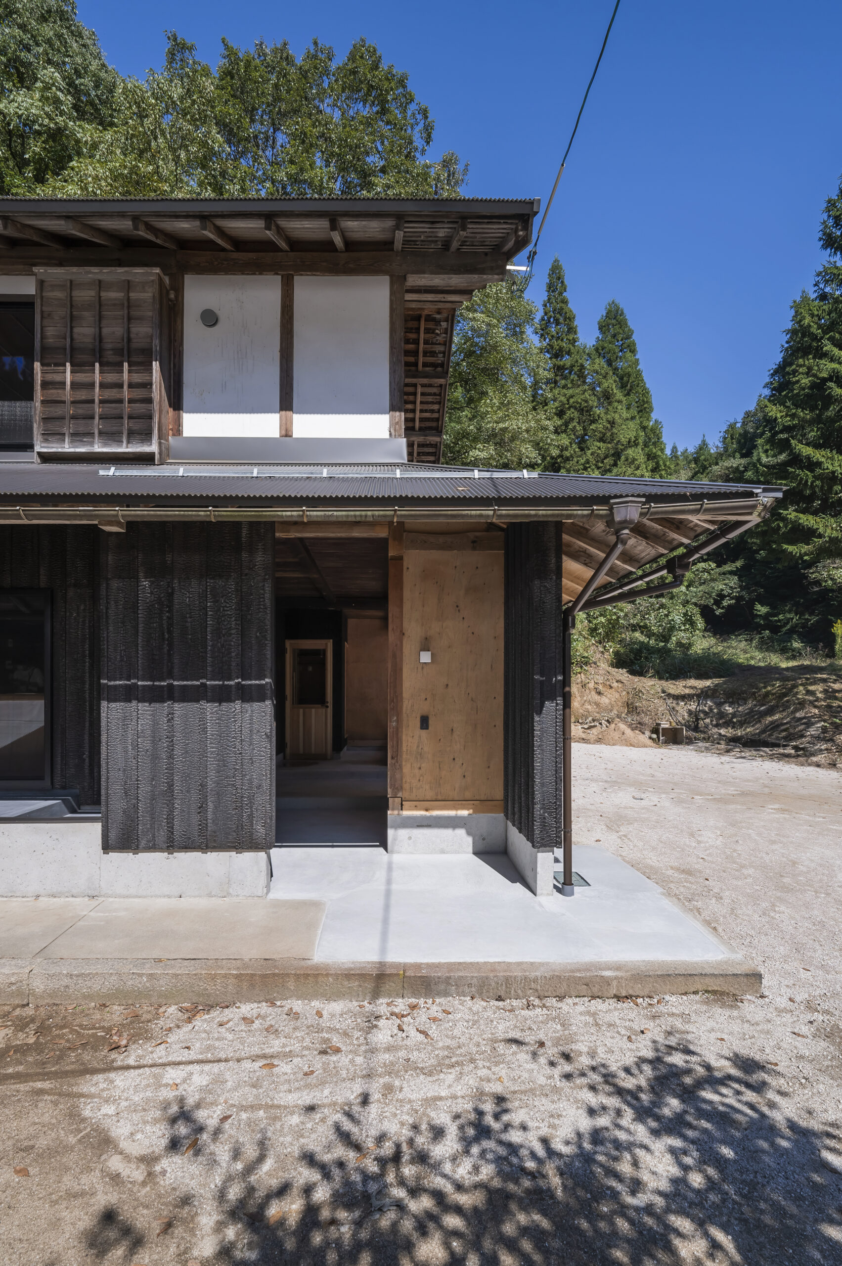 住み続けることの家　古民家改修　外観　焼杉