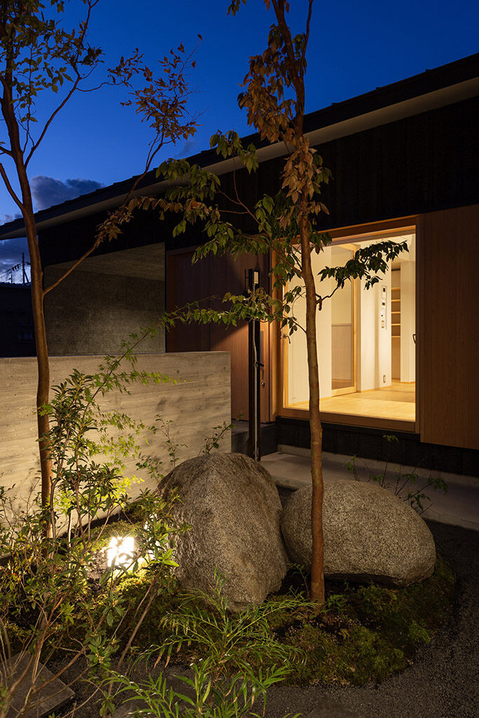 直江の平屋　外観　夜景　造園　ヒメシャラ　姫沙羅